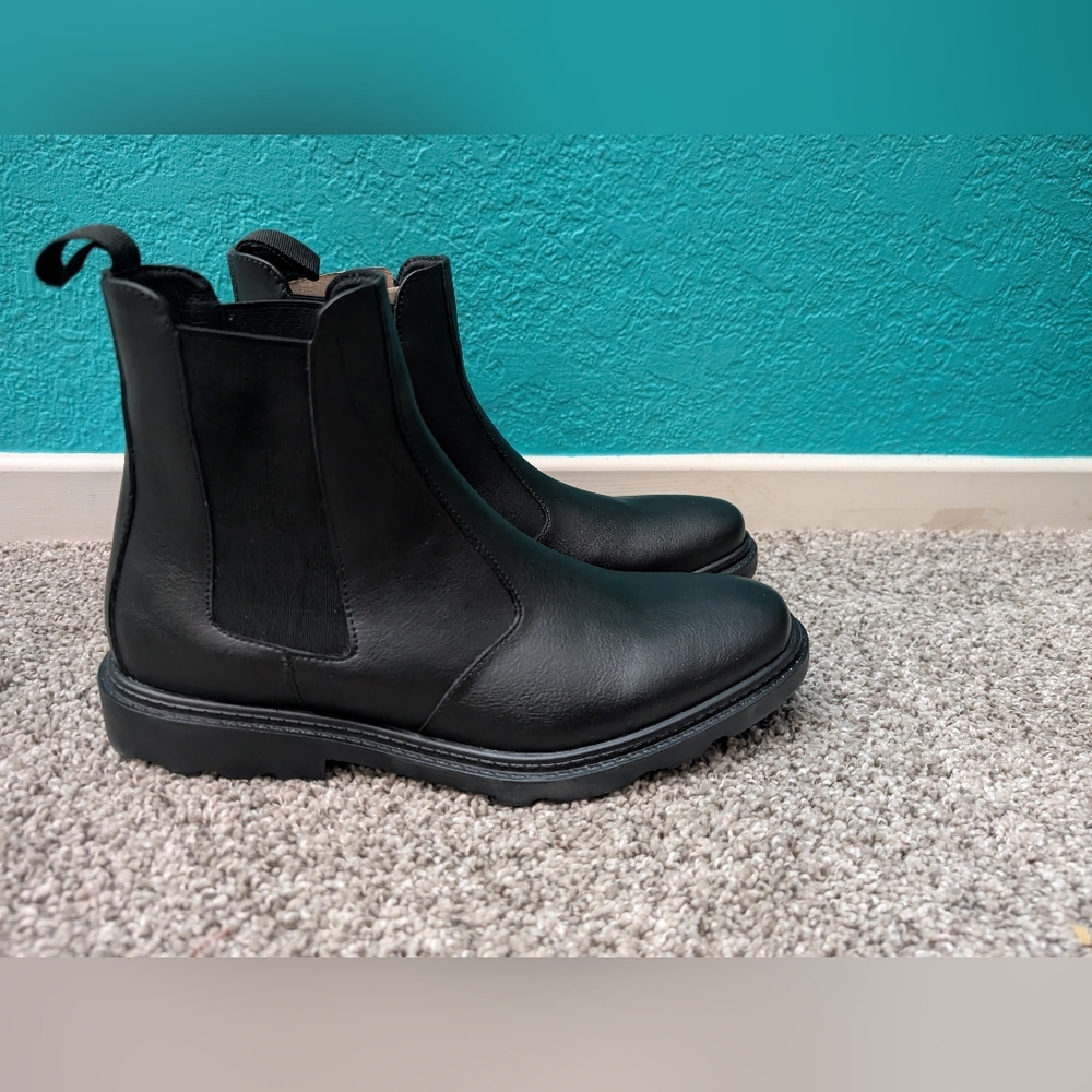 Sleek Black Chelsea Ankle Boots for Women - Picture 2 of 16